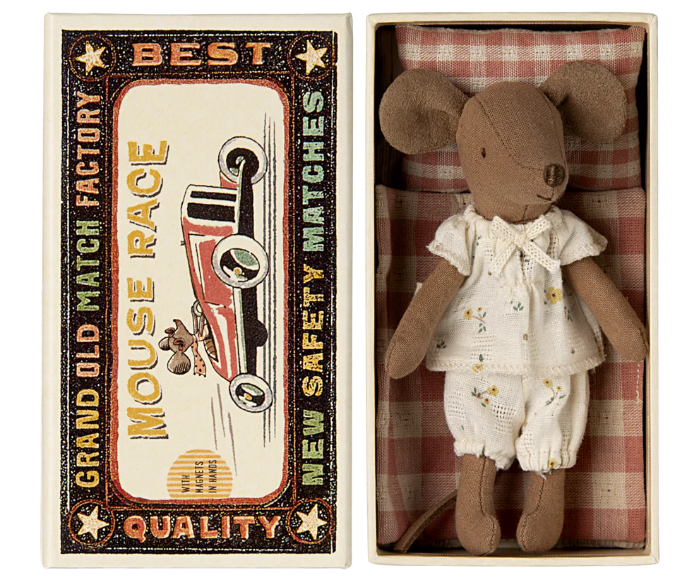 Sorella maggiore in scatola di fiammiferi